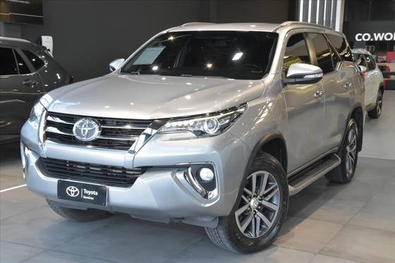 TOYOTA HILUX SW4 2.8 SRX 4X4 7 LUGARES 16V TURBO INTERCOOLER DIESEL 4P AUTOMÁTICO